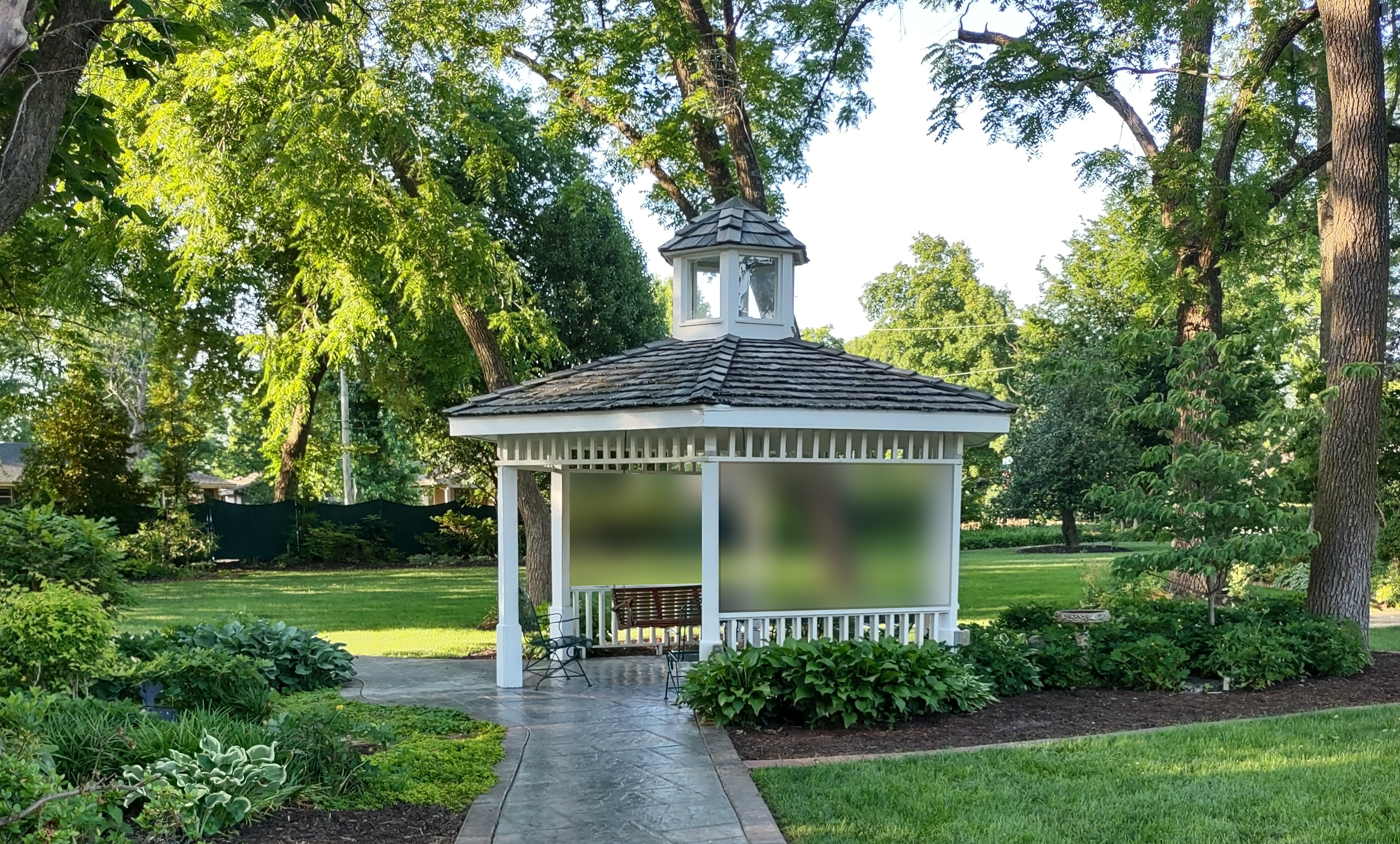 Монтаж мягкого остекления беседки